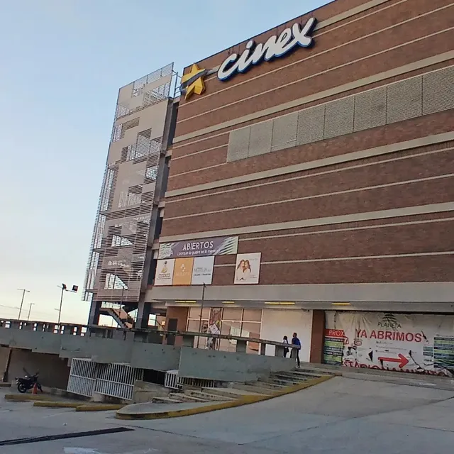 Locales Con Excelentes Acabados, En Centro Comercial De Mayor Proyección En El Estado, Cuenta Con Importantes Franquicias Como Lo Son Cinex, Central Madeirence, Red Vital, Makro, Arturos Entre Otros. 