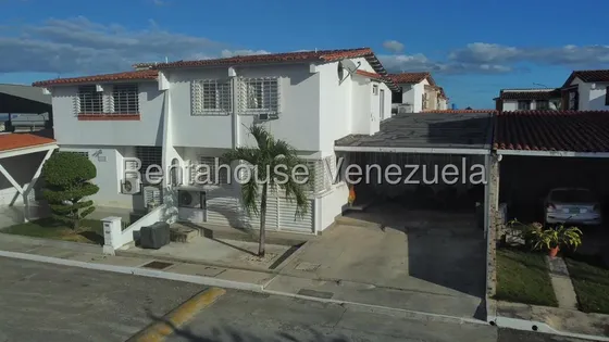 Casa Moderna En Venta Cabudare 3 Habitaciones 3 Baños 4 Puestos 207 M2 Cocina Equipada Vigilancia 24 Horas Pisos Porcelanato - Eduardo Nunes B6-10430