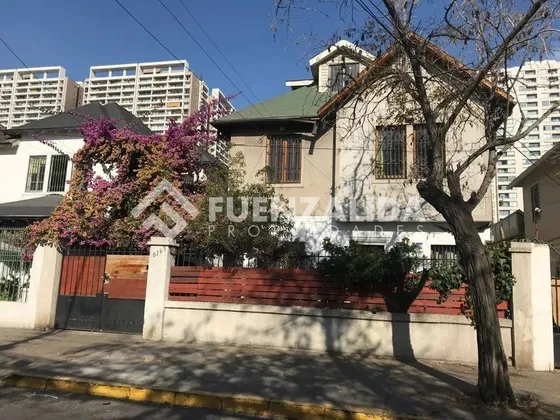 Casa En Venta De 4 Dorm. En Ñuñoa