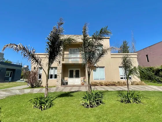 Hermosa Casa En Venta En Altos Del Sol