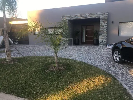 Casa En Venta C/renta. 3 Dormitorios, Pileta. Barrio Cerrado San Matias, Escobar