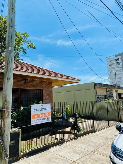 Casa En Venta O Permuta De 5 Ambientes En Berazategui Centro