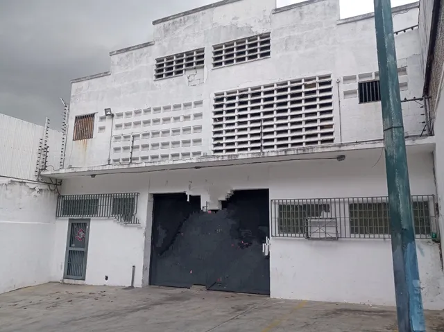Alquilo Galpon  De 500m2 En Boleita Norte . Dos Niveles,  Tanque De Agua, Luz Trifásica, Cámaras De Seguridad, 2 Baños,  5 Puestos De Estacionamiento. Todo Uso  Zhernandez