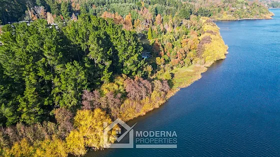 Terreno Con Orilla De Lago 57.000 M2 Con 2 Casas