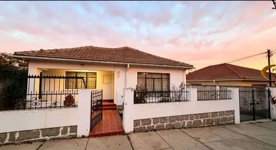 Casa En Venta Con Estacionamiento 3d-2b En Centro De Quilpué
