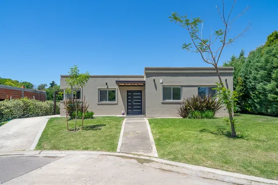 Venta Casa 3 Dorm. En Santa Guadalupe, Con Pileta