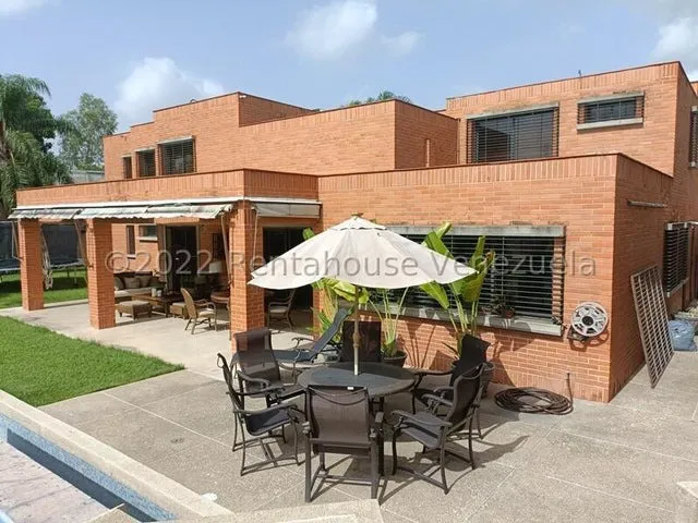 Julio Latouche 25-1591 Hermosa Y Moderna Casa En Venta La Viña Valencia, Planta Eléctrica 100% Y Pozo De Agua.