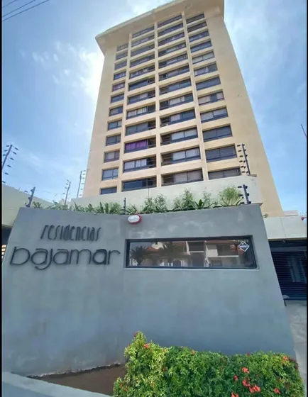 Apartamento En La Av Bolivar 2hab Y 2 Baños Ic-00522