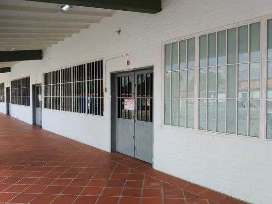 Local En Alquiler, 2e8080, Rafael Gamarra Ofrece En Plena Avenida Bolivar De Los Rastrojos. Ubicaion Estrategica, Cerca De Diversos Negocios, Urbanismos, Comercios, Alto Trafico Vrhicular. Baño, Patio