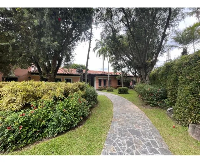 Casa En Calle Cerrada Con Piscina En La Parte Alta De Altamira