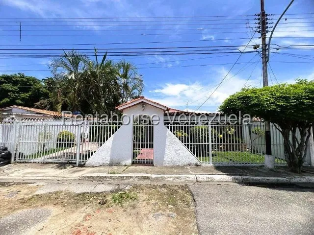 En Venta Casa En Los Samanes De 350 Metros Amoblada Excelente Conservacion Calle Privada Area Jardin Lista Para Firmar Estef 25-21062