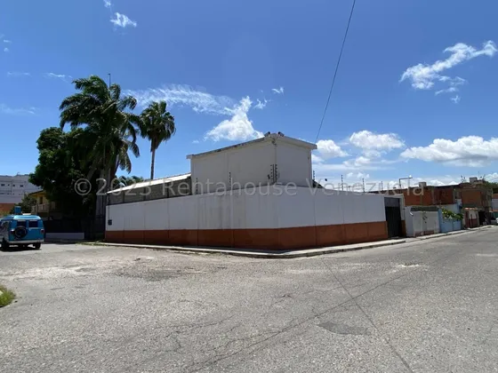 Raiza Suarez Vende Excelente Galpón Ubicado En El Centro De Barquisimeto, 2 4 2 9 7 2, A Pocas Cuadras Del Hospital, Lo Que Te Garantiza El Flujo Eléctrico  Y Con Agua Constante, Con  Cerco Electrico 