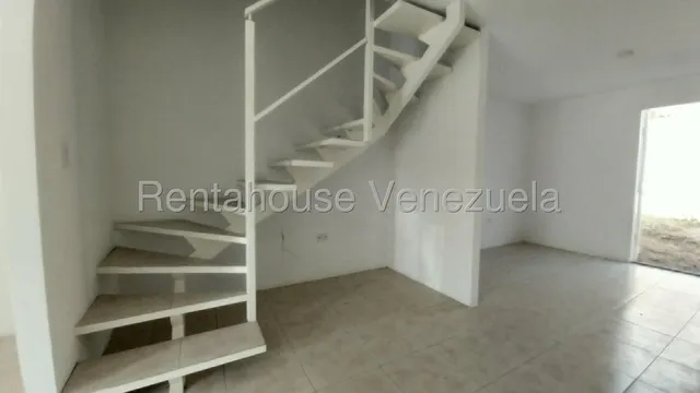 Daniela Linarez Vende Casas Bella Tipo Town House En Urb Terrazas De La Ensenada Cuenta Con 62m2 Vigilancia Las 24 Horas Conjunto Con Pozo De Agua Ideal Para Remodelar!                                