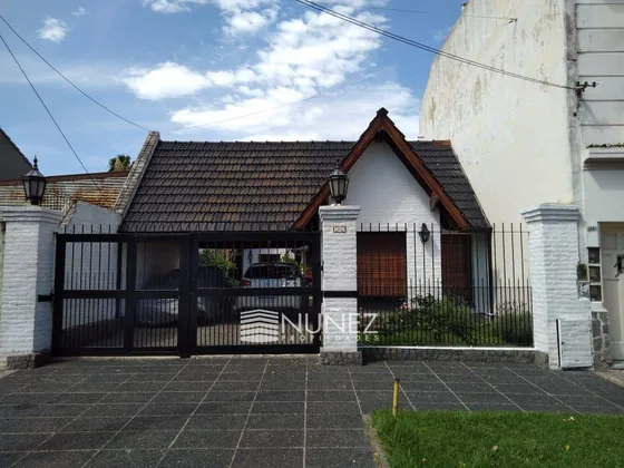 Venta -- Casa De Tres Ambientes En Wilde
