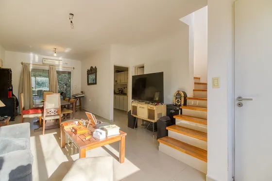 Venta Casa Pilar - 3 Amb Con Jardín Y Cochera