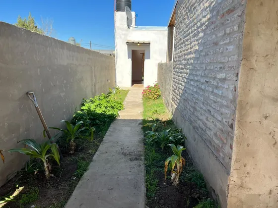 Casa En  Alquiler 2 Dormitorios En Roldán