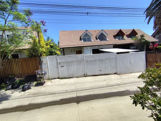 Casa En Venta De 4 Dorm. En Peñalolén