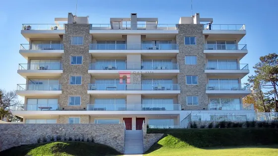 Venta Apartamento En Playa Mansa, 2 Dormitorios 2 Baños, Cochera, Barbacoa