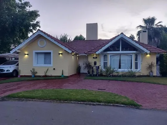 Casa En Venta - 5 Dormitorios 3 Baños - Cochera - 423mts2 - Pilar