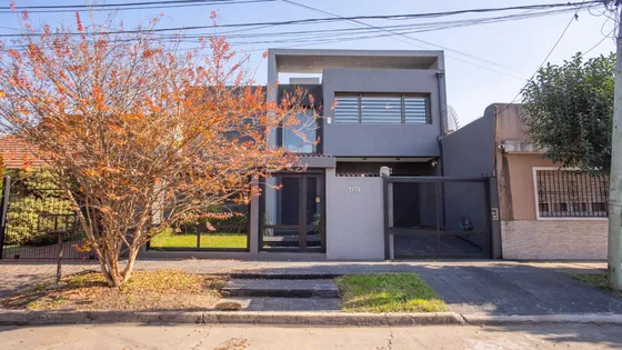 Casa En 2 Plantas - Apto A Credito