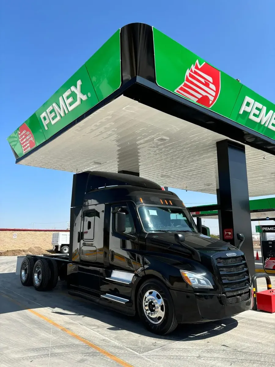 Freightliner Cascadia Evolution Negro Tracto Chasis Cabina428244606806272004