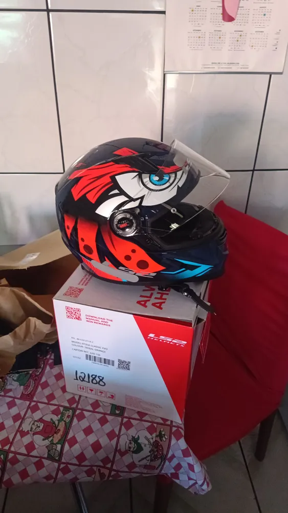 Motociclista usando capacete LS2 FF358 Tribal com viseira levantada