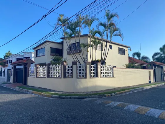 Se Vende Hermosa Casa De Dos Niveles En Proyecto Cerrado  Avenida España
