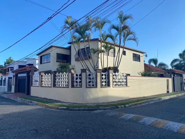 Se Vende Hermosa Casa De Dos Niveles En Proyecto Cerrado  Avenida España