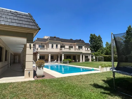 Venta De Casa Estilo Frances, Parque Leloir, Ituzaingo 