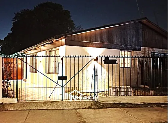 Casa En Venta De 4 Dorm. En Estación Central