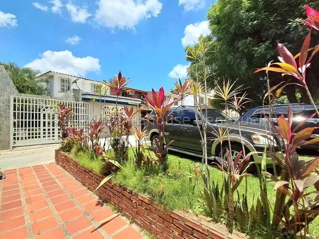 Acogedora Apartoquinta De 107 M² Más 20 M² En Ampliaciones Y Tine Platabanda Que Permitiria Construir Otros 30 M² Adicionales, Ubicada En Conjunto Cerrado De Solo 6 Casas En La Urb Sabana Larga