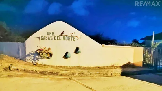 Re/max 2 Mil Vende Casa En Urbanización Casas Del Norte, Con Cercanía Al Mar Y Con Vista Hacia Las Montañas