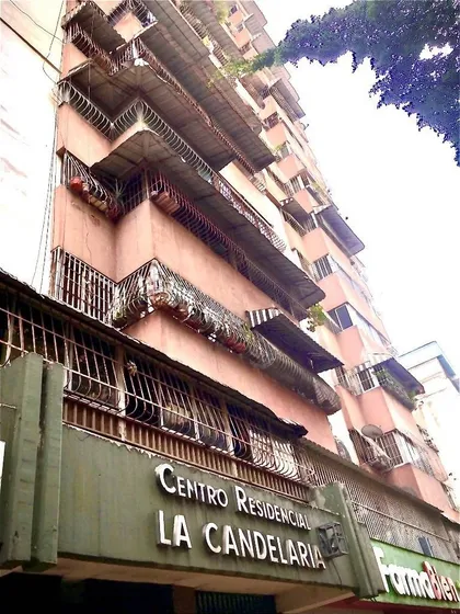 Venta De Acogedor Apartamento En La Candelaria, A Media Cuadra Plaza La Candelaria