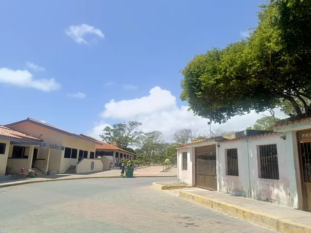 Terreno Frente A La Plaza De Los Robles. Mari