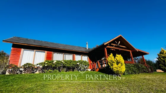 Impecable Casa En Amplia Parcela, Sector Los Risco...