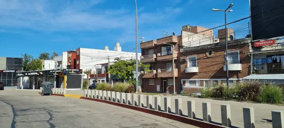Venta Casa  B° Guemes Frente A Plaza De Las Américas 5 Dormitorios