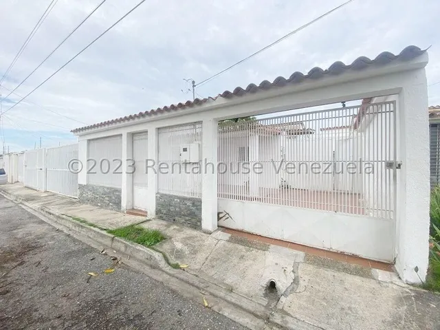 Maria E. Vende Moderna Cómoda Equipada Casa En Valle Hondo, Lara#25-5679**227m2