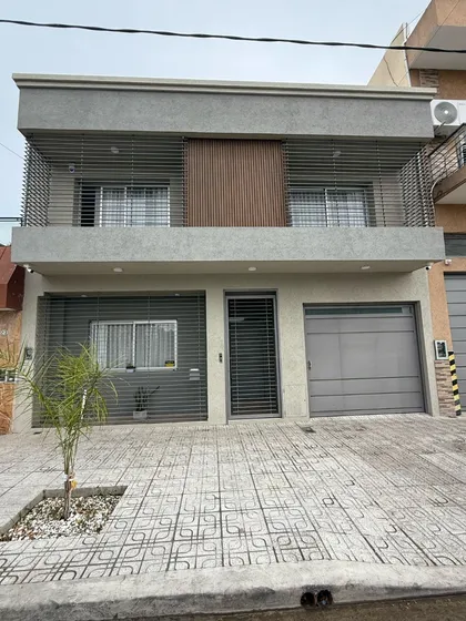 Casa En 2 Plantas 5 Ambientes Con Pileta Hecha A Nuevo Totalmente 