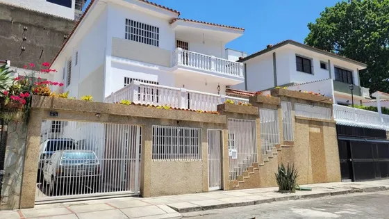 En Venta Agradable Casa Tipo Town House De 365m² Ubicada En La Urbanización Vista Alegre Privilegiada En Calle Cerrada.