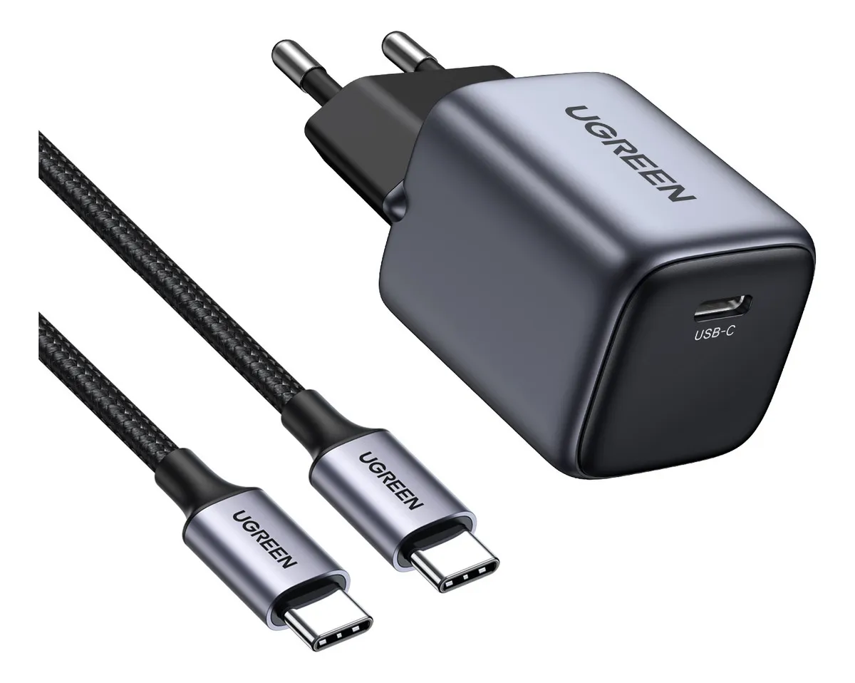 Um carregador rápido de parede com múltiplas portas USB e um carregador compacto GaN.