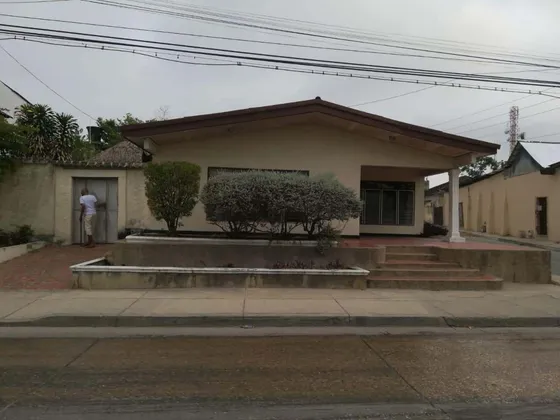 Casa Muy Amplia Con Terraza Y Zona Verde Muy Agradable Cod. 10434