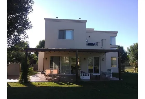 Casa En Venta - 2 Dormitorios 2 Baños- 1200mts2 - Pilar