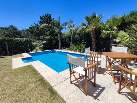 Hermosa Casa En Venta En Montoya A Solo Pasos De La Playa, Punta Del Este.