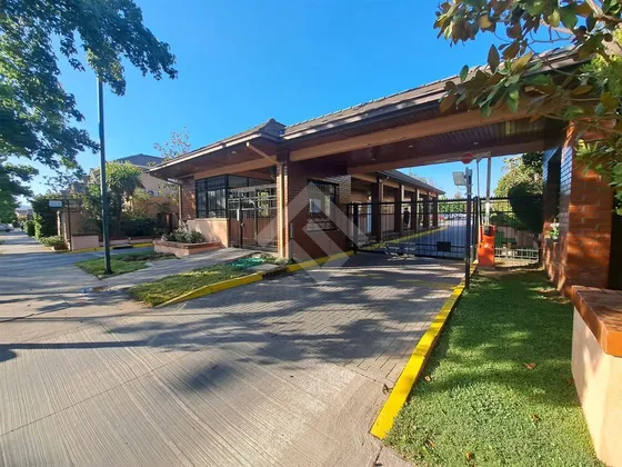 Casa En Arriendo De 6 Dorm. En Maipú