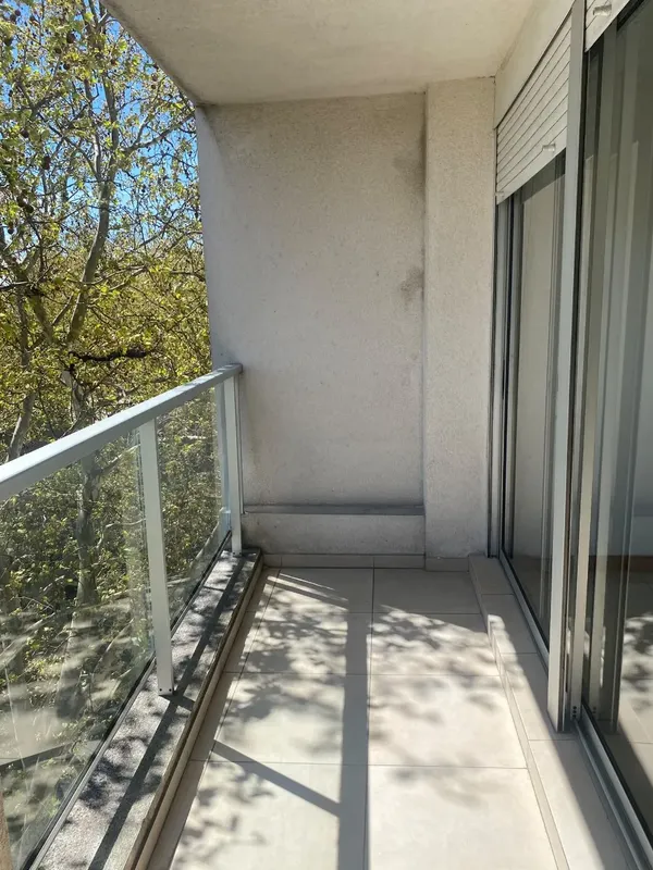 Gran Monoambiente Soleado, Con Balcón Y Garaje Frente A Facultad De Psicologia.