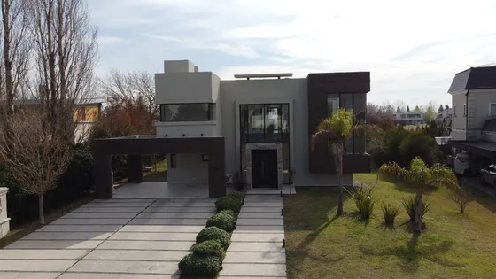 Moderna Casa A Estrenar De 310 M2 En San Eliseo Golf Sobre Lote Con Fantástica Vista Al Golf De 1250 M2