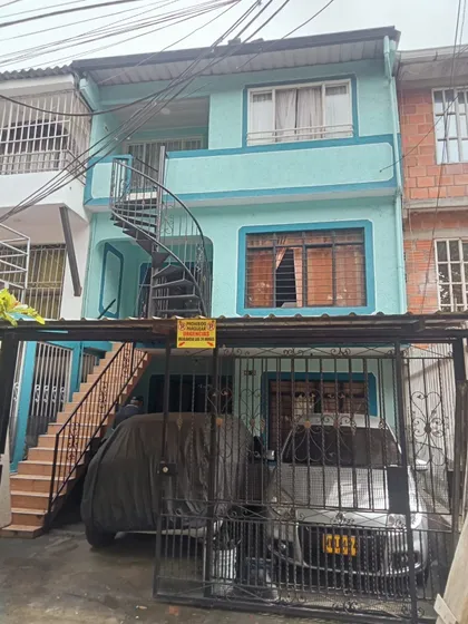 Casa De Tres Pisos 