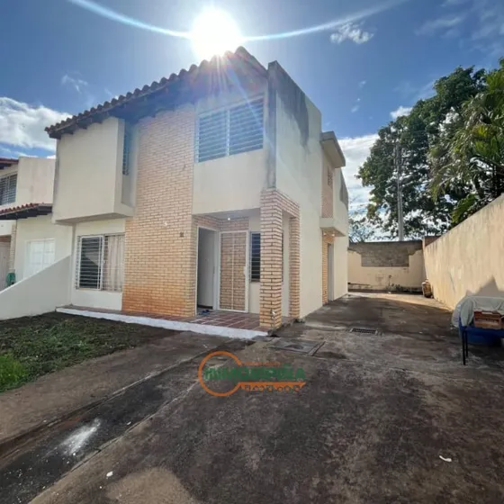 Inmobipiña Vende Townhouse En El Conj Resd Doña Lamia, Los Mangos, Puerto Ordaz, Estado Bolivar - Cr
