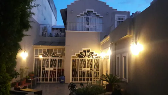 Casa En Alquiler 5 Ambientes Con Gran Jardín Y Departamento Independiente Agronomía/devoto Todo Sol