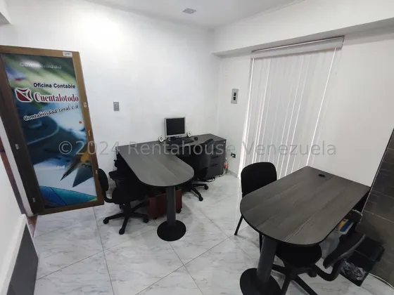 Oficina En Zona Centro De Maracay, Perfectamente Ubicada Cerca De Toda La Parte Comercial 24-23382 Irrr
